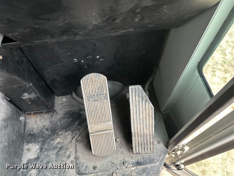 image for item DT6424 2011 Mack LEU613 refuse truck