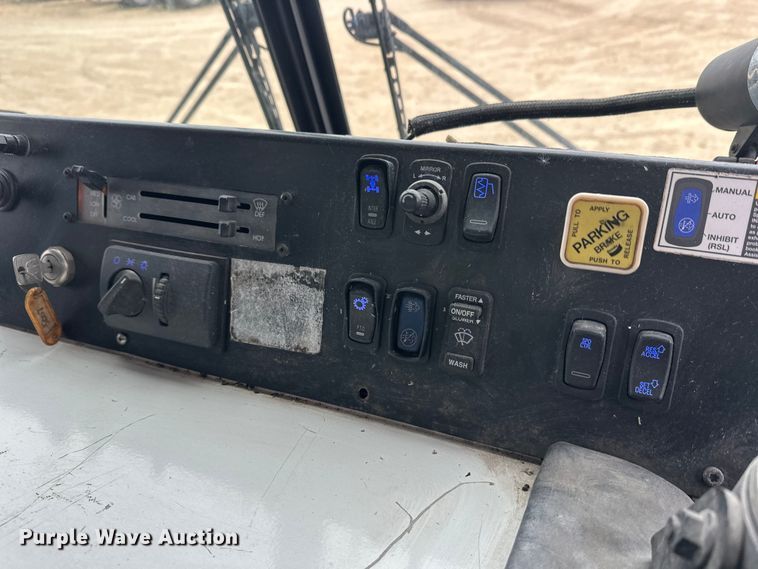 image for item DT6424 2011 Mack LEU613 refuse truck