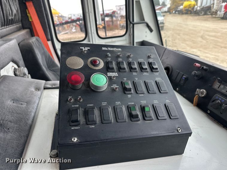 image for item DT6424 2011 Mack LEU613 refuse truck