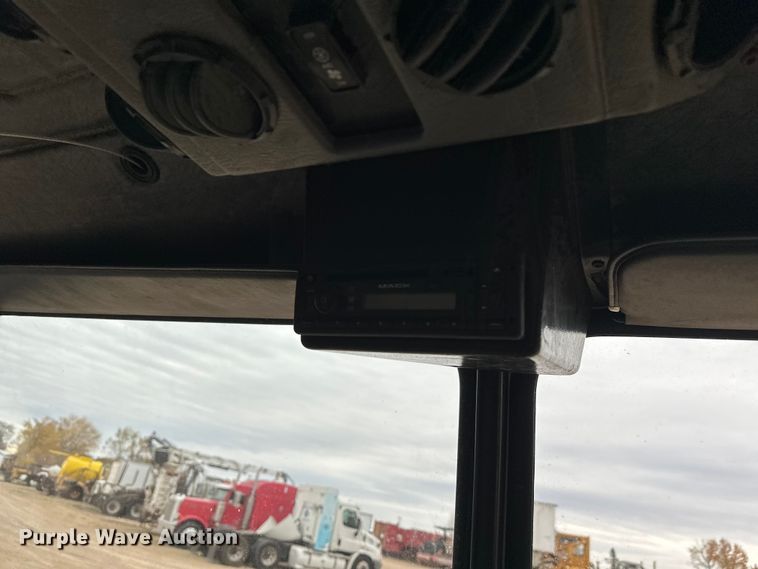 image for item DT6424 2011 Mack LEU613 refuse truck