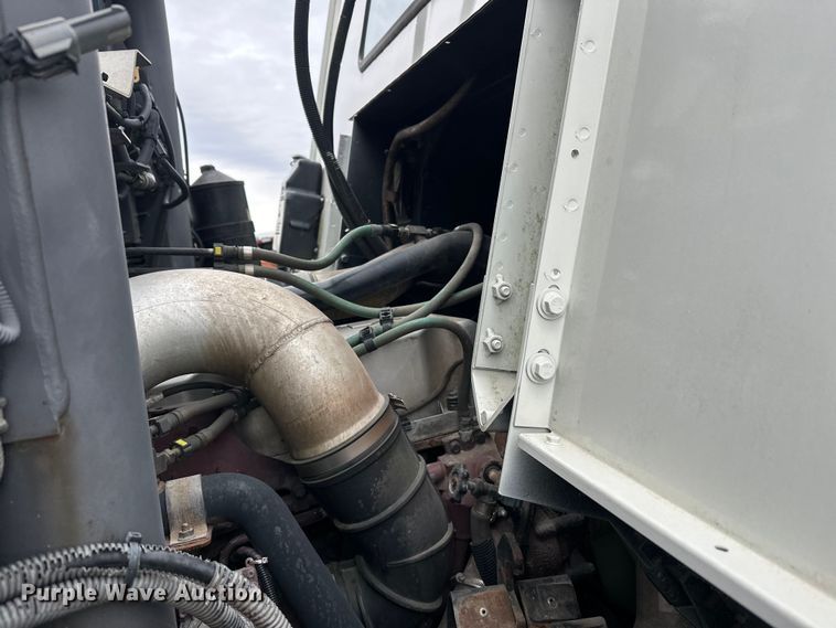 image for item DT6424 2011 Mack LEU613 refuse truck