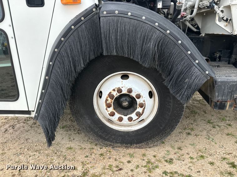 image for item DT6424 2011 Mack LEU613 refuse truck