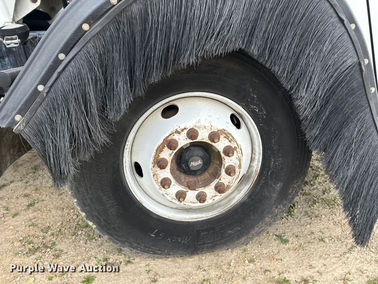 image for item DT6424 2011 Mack LEU613 refuse truck