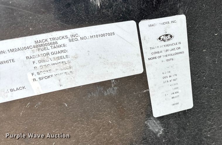 image for item DT6424 2011 Mack LEU613 refuse truck