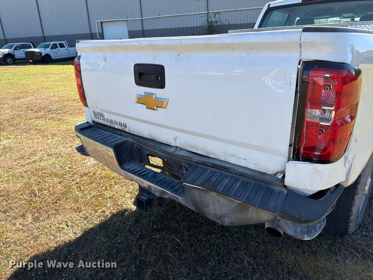 image for item DX5877 2015 Chevrolet Silverado 2500HD Crew Cab pickup truck