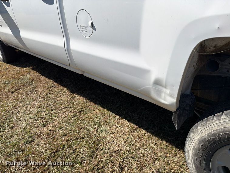 image for item DX5877 2015 Chevrolet Silverado 2500HD Crew Cab pickup truck