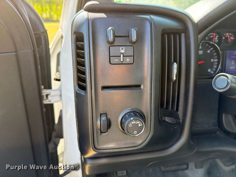 image for item DX5877 2015 Chevrolet Silverado 2500HD Crew Cab pickup truck