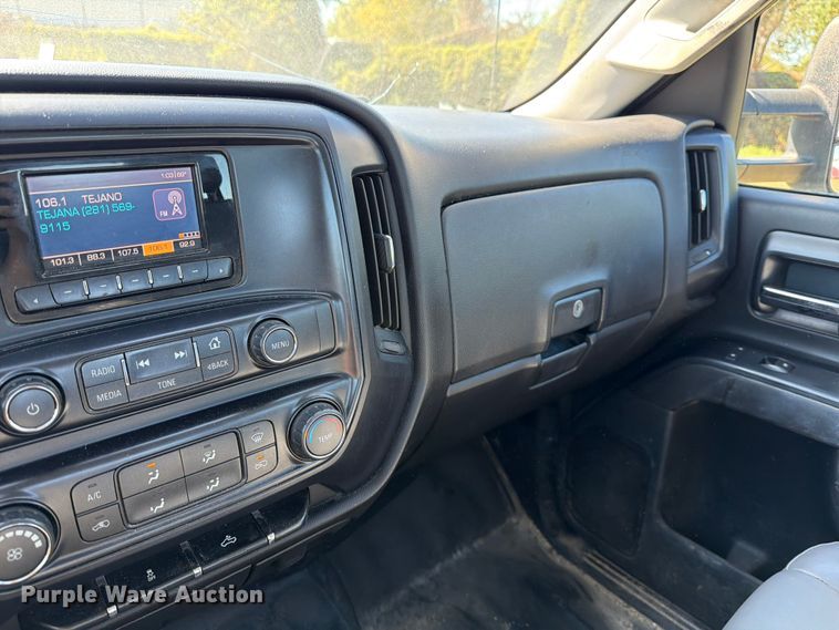 image for item DX5877 2015 Chevrolet Silverado 2500HD Crew Cab pickup truck