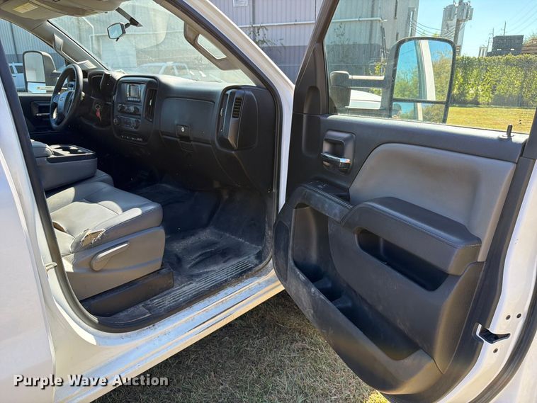 image for item DX5877 2015 Chevrolet Silverado 2500HD Crew Cab pickup truck