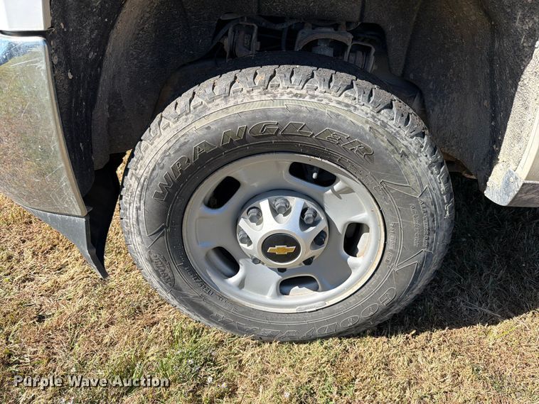 image for item DX5877 2015 Chevrolet Silverado 2500HD Crew Cab pickup truck