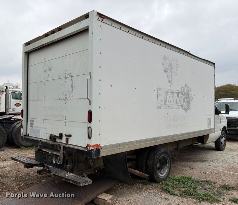 image for item DX5887 2000 Ford E350 box truck