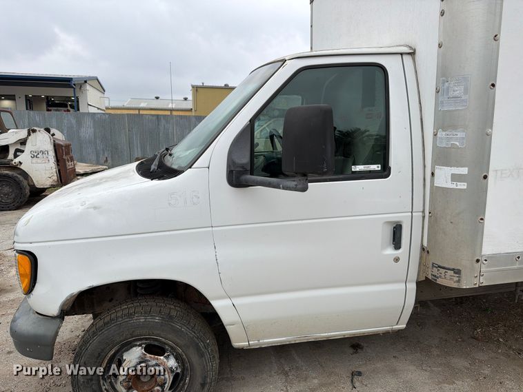 image for item DX5887 2000 Ford E350 box truck