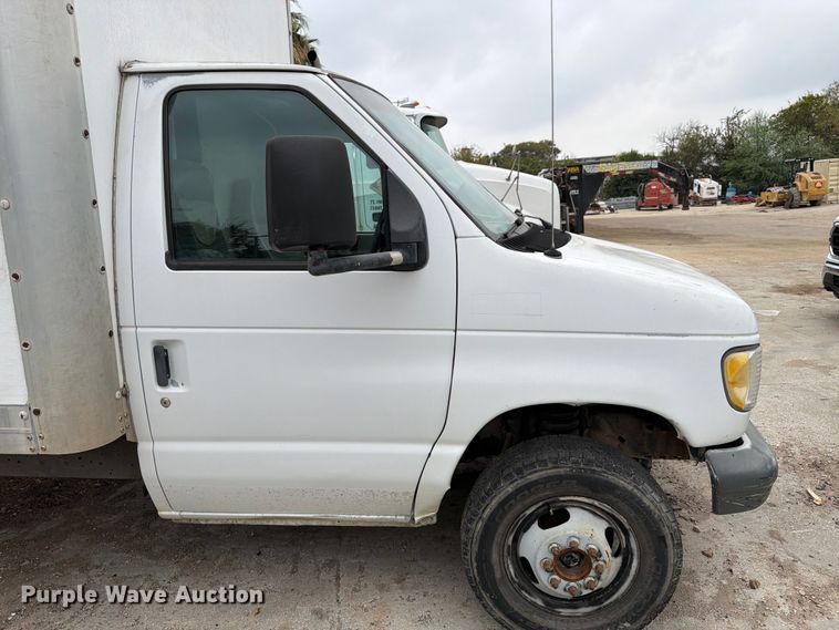 image for item DX5887 2000 Ford E350 box truck