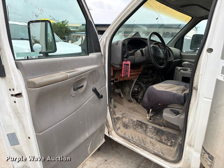 image for item DX5887 2000 Ford E350 box truck