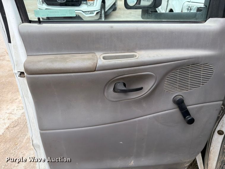 image for item DX5887 2000 Ford E350 box truck