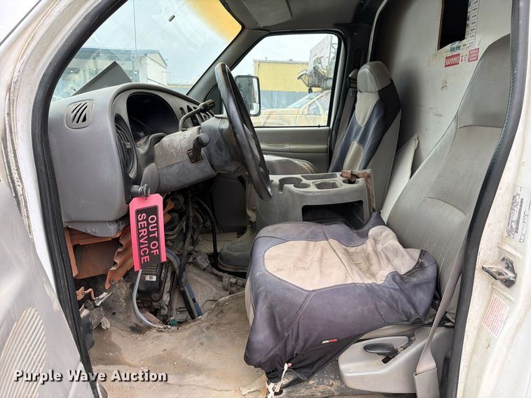 image for item DX5887 2000 Ford E350 box truck