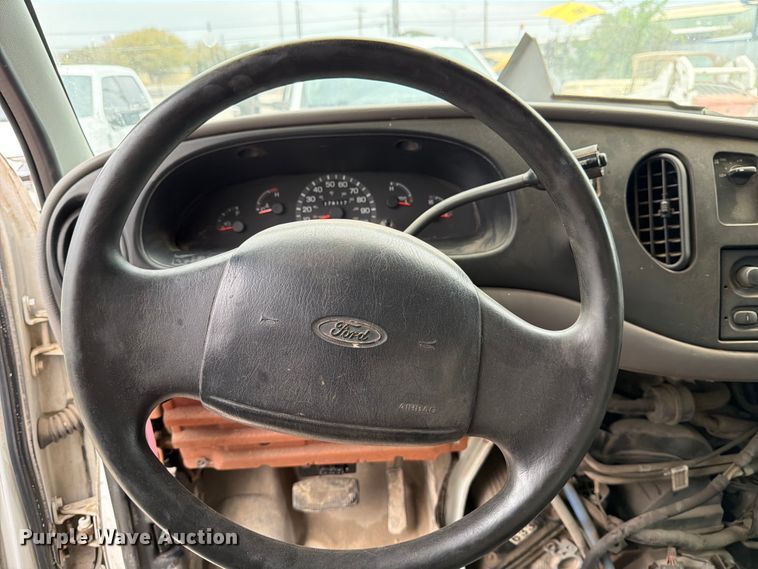 image for item DX5887 2000 Ford E350 box truck