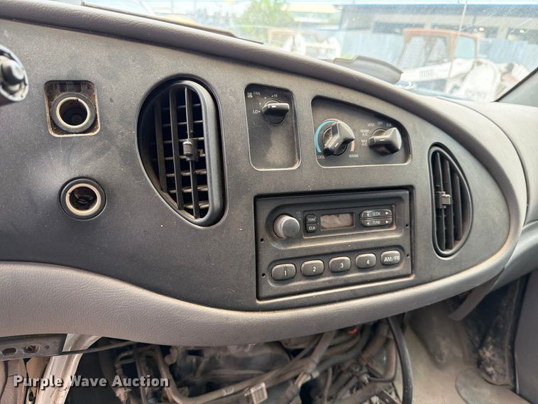 image for item DX5887 2000 Ford E350 box truck