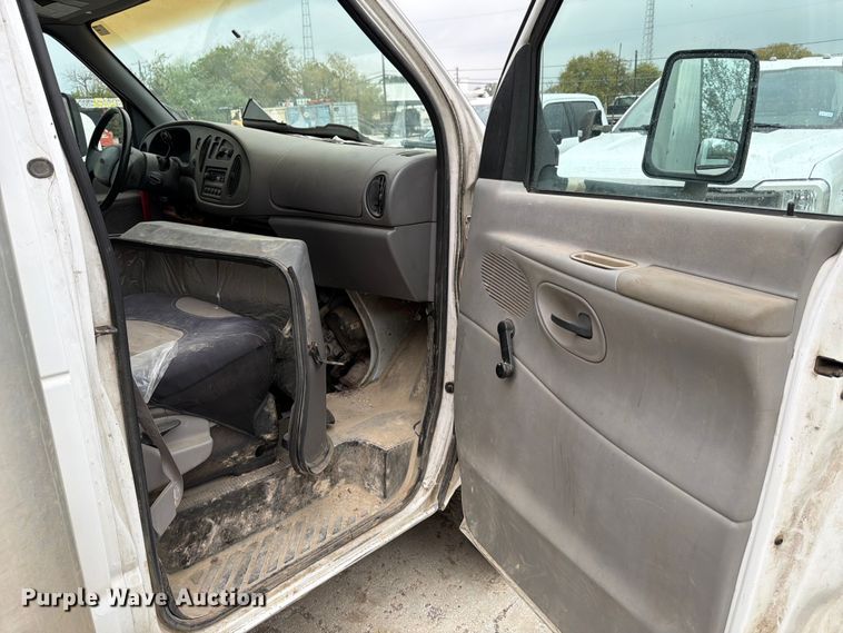 image for item DX5887 2000 Ford E350 box truck