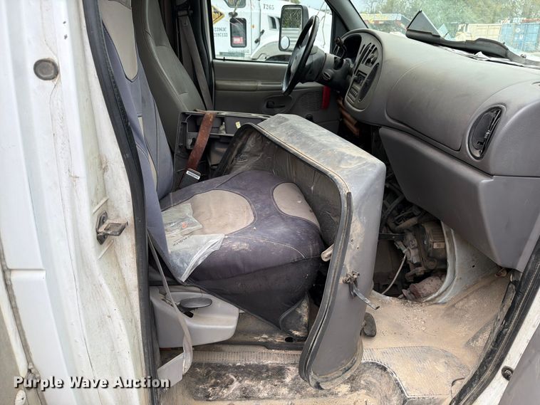 image for item DX5887 2000 Ford E350 box truck