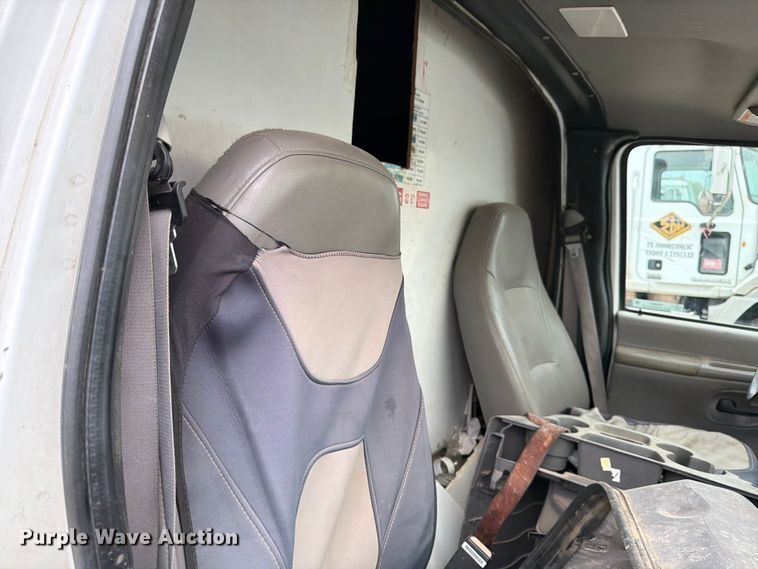 image for item DX5887 2000 Ford E350 box truck