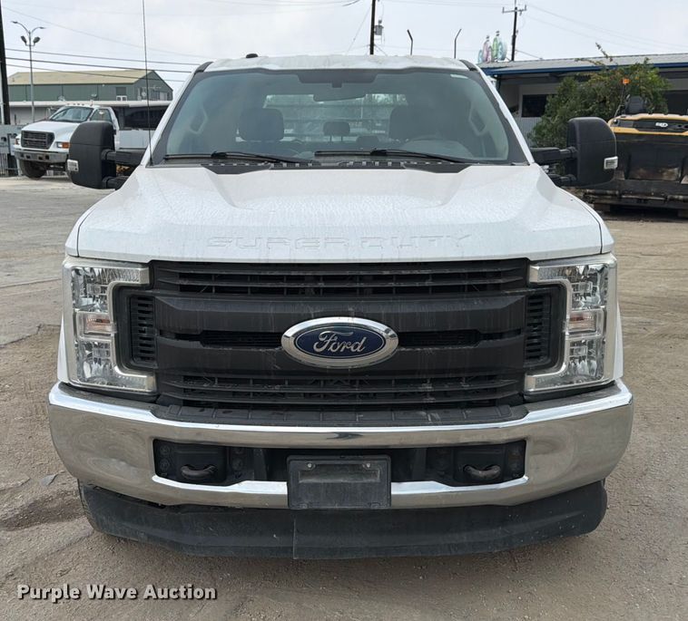 image for item DX5895 2019 Ford F250 Super Duty Crew Cab flatbed pickup truck