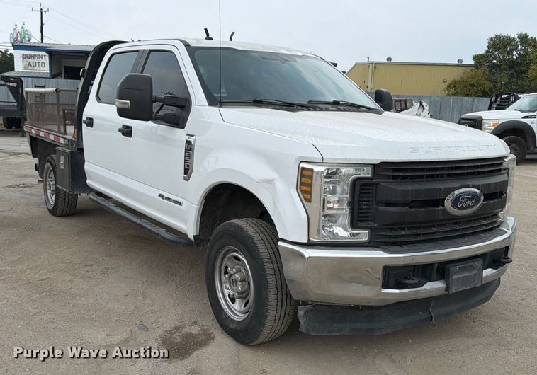 image for item DX5895 2019 Ford F250 Super Duty Crew Cab flatbed pickup truck