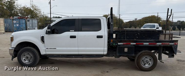 image for item DX5895 2019 Ford F250 Super Duty Crew Cab flatbed pickup truck