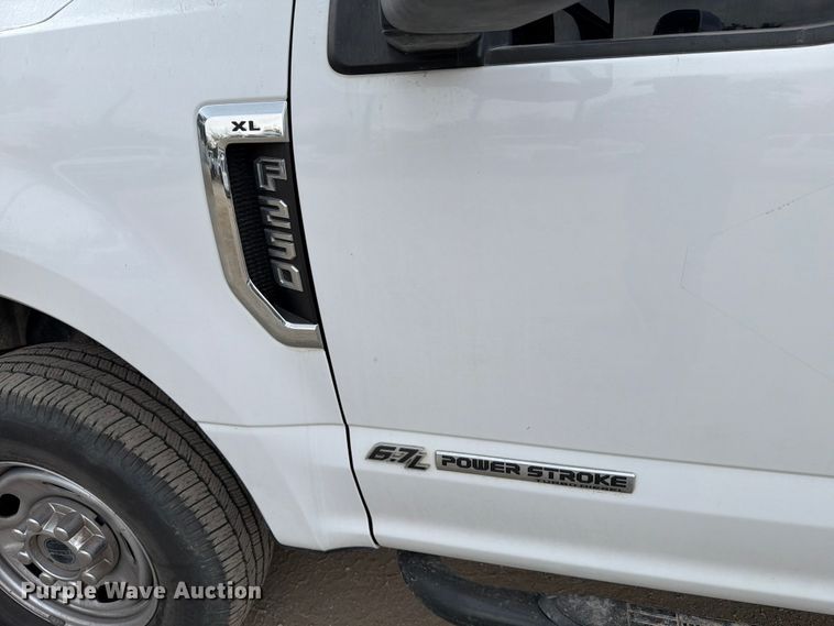 image for item DX5895 2019 Ford F250 Super Duty Crew Cab flatbed pickup truck