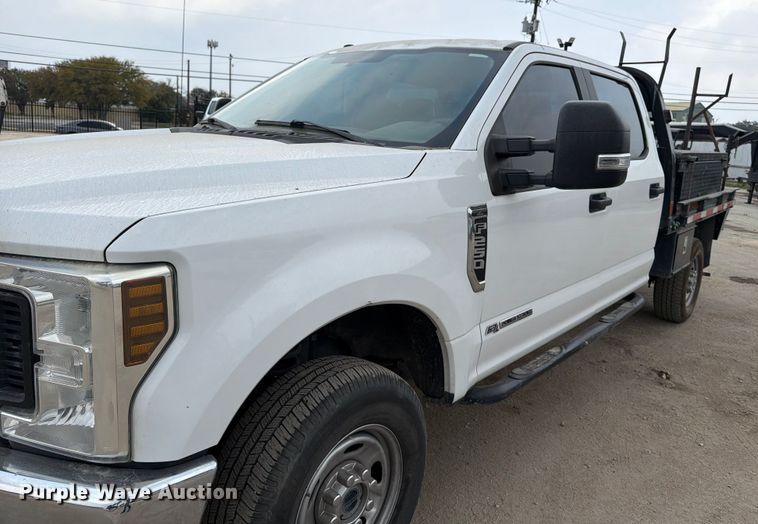 image for item DX5895 2019 Ford F250 Super Duty Crew Cab flatbed pickup truck