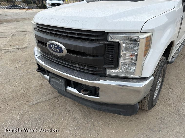 image for item DX5895 2019 Ford F250 Super Duty Crew Cab flatbed pickup truck