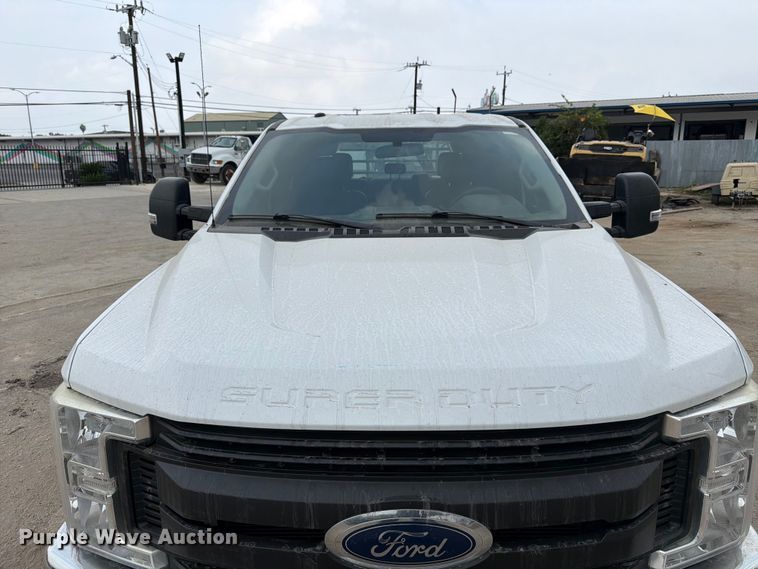 image for item DX5895 2019 Ford F250 Super Duty Crew Cab flatbed pickup truck