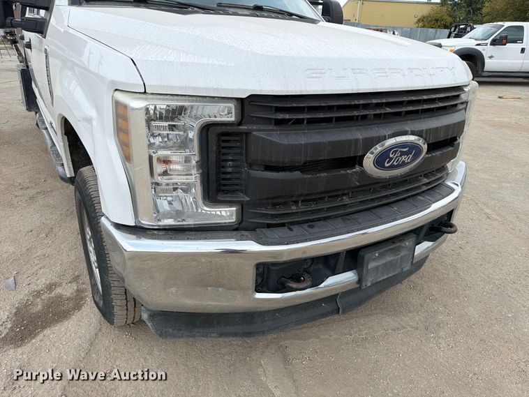 image for item DX5895 2019 Ford F250 Super Duty Crew Cab flatbed pickup truck