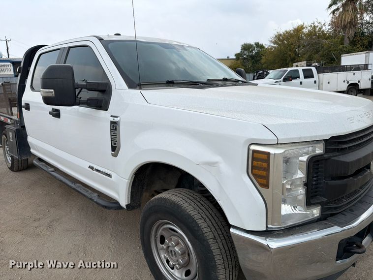 image for item DX5895 2019 Ford F250 Super Duty Crew Cab flatbed pickup truck