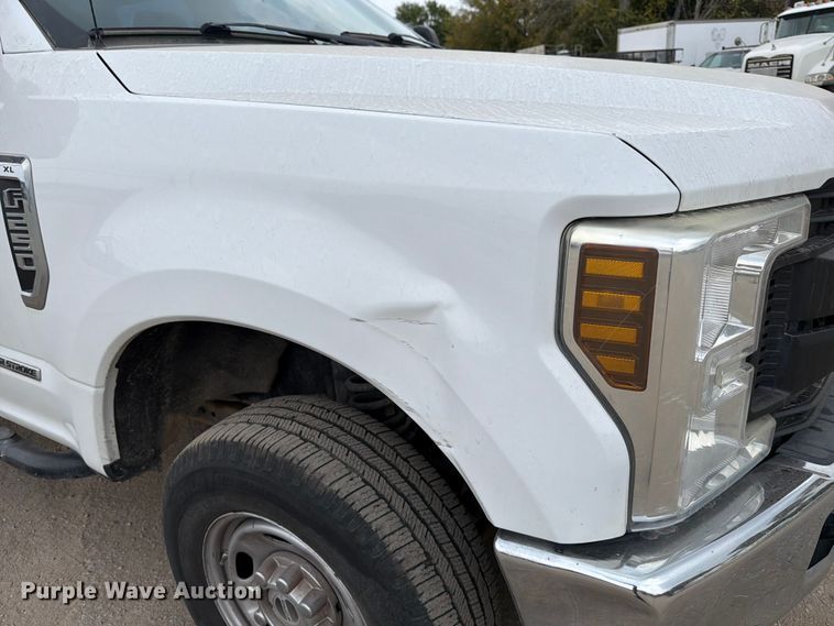 image for item DX5895 2019 Ford F250 Super Duty Crew Cab flatbed pickup truck