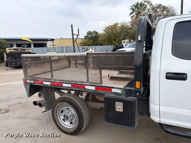 image for item DX5895 2019 Ford F250 Super Duty Crew Cab flatbed pickup truck
