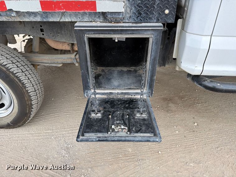 image for item DX5895 2019 Ford F250 Super Duty Crew Cab flatbed pickup truck