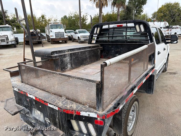 image for item DX5895 2019 Ford F250 Super Duty Crew Cab flatbed pickup truck