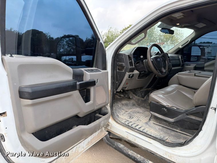 image for item DX5895 2019 Ford F250 Super Duty Crew Cab flatbed pickup truck