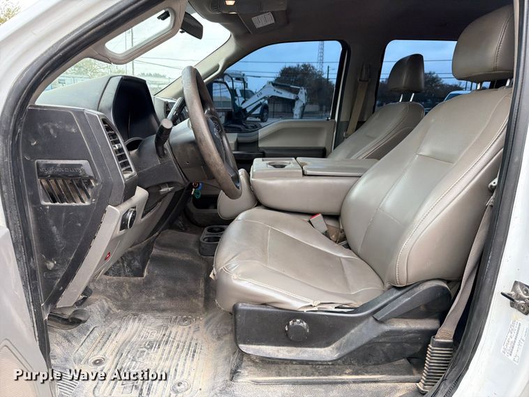 image for item DX5895 2019 Ford F250 Super Duty Crew Cab flatbed pickup truck