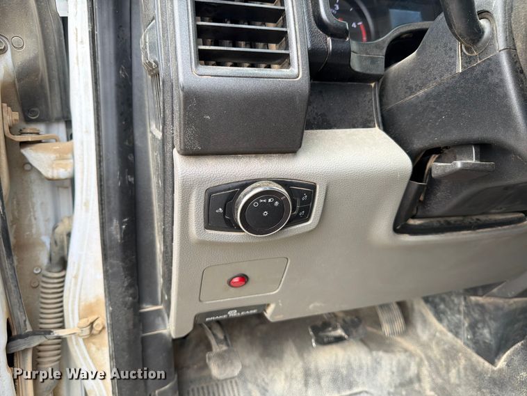 image for item DX5895 2019 Ford F250 Super Duty Crew Cab flatbed pickup truck