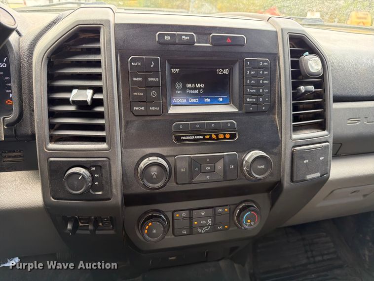 image for item DX5895 2019 Ford F250 Super Duty Crew Cab flatbed pickup truck