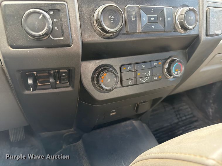 image for item DX5895 2019 Ford F250 Super Duty Crew Cab flatbed pickup truck