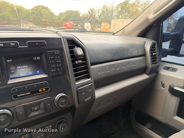 image for item DX5895 2019 Ford F250 Super Duty Crew Cab flatbed pickup truck