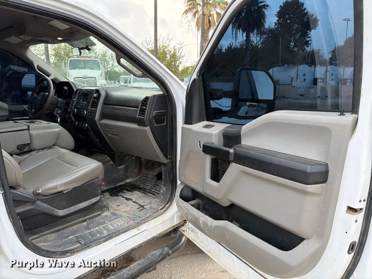 image for item DX5895 2019 Ford F250 Super Duty Crew Cab flatbed pickup truck