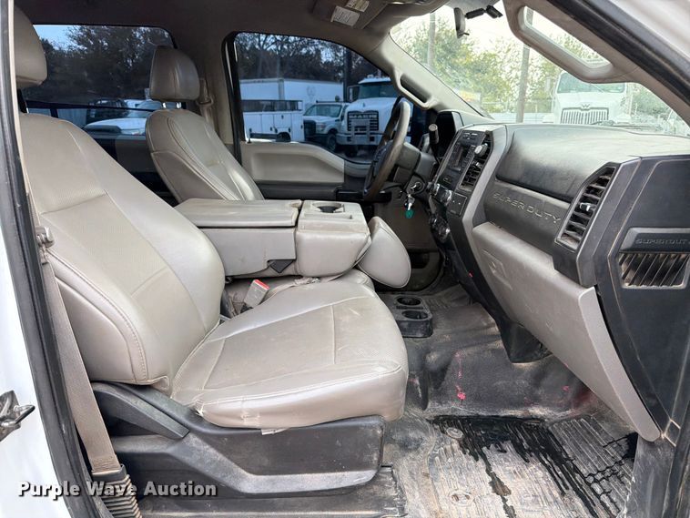 image for item DX5895 2019 Ford F250 Super Duty Crew Cab flatbed pickup truck