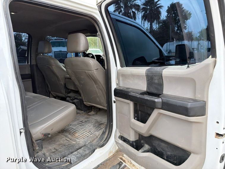 image for item DX5895 2019 Ford F250 Super Duty Crew Cab flatbed pickup truck