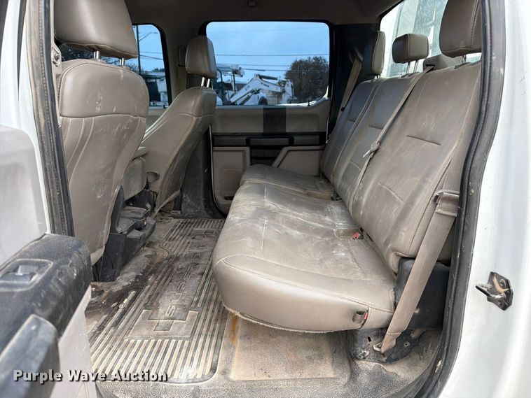 image for item DX5895 2019 Ford F250 Super Duty Crew Cab flatbed pickup truck