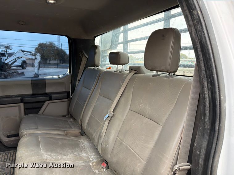 image for item DX5895 2019 Ford F250 Super Duty Crew Cab flatbed pickup truck