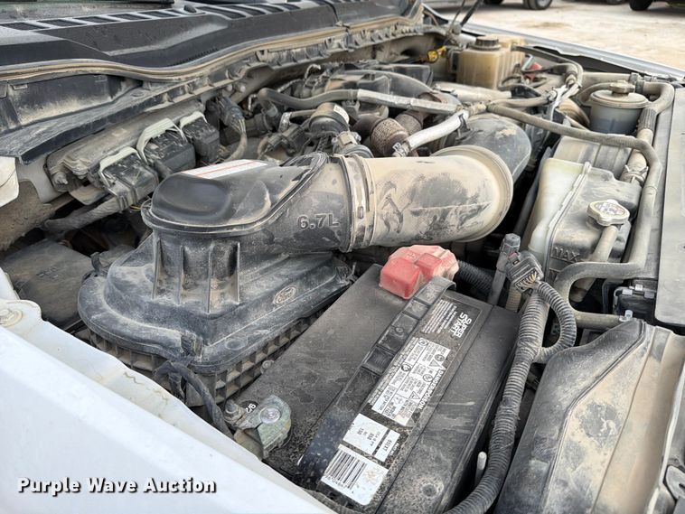 image for item DX5895 2019 Ford F250 Super Duty Crew Cab flatbed pickup truck